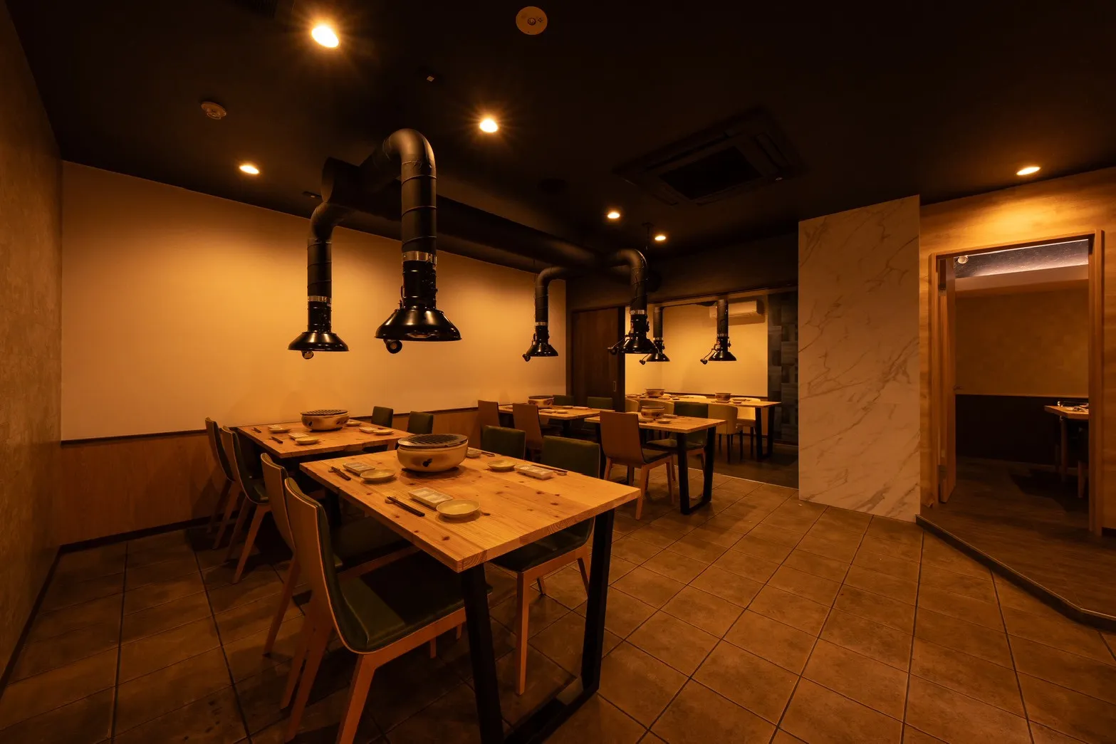 炭火焼肉ます田の店内